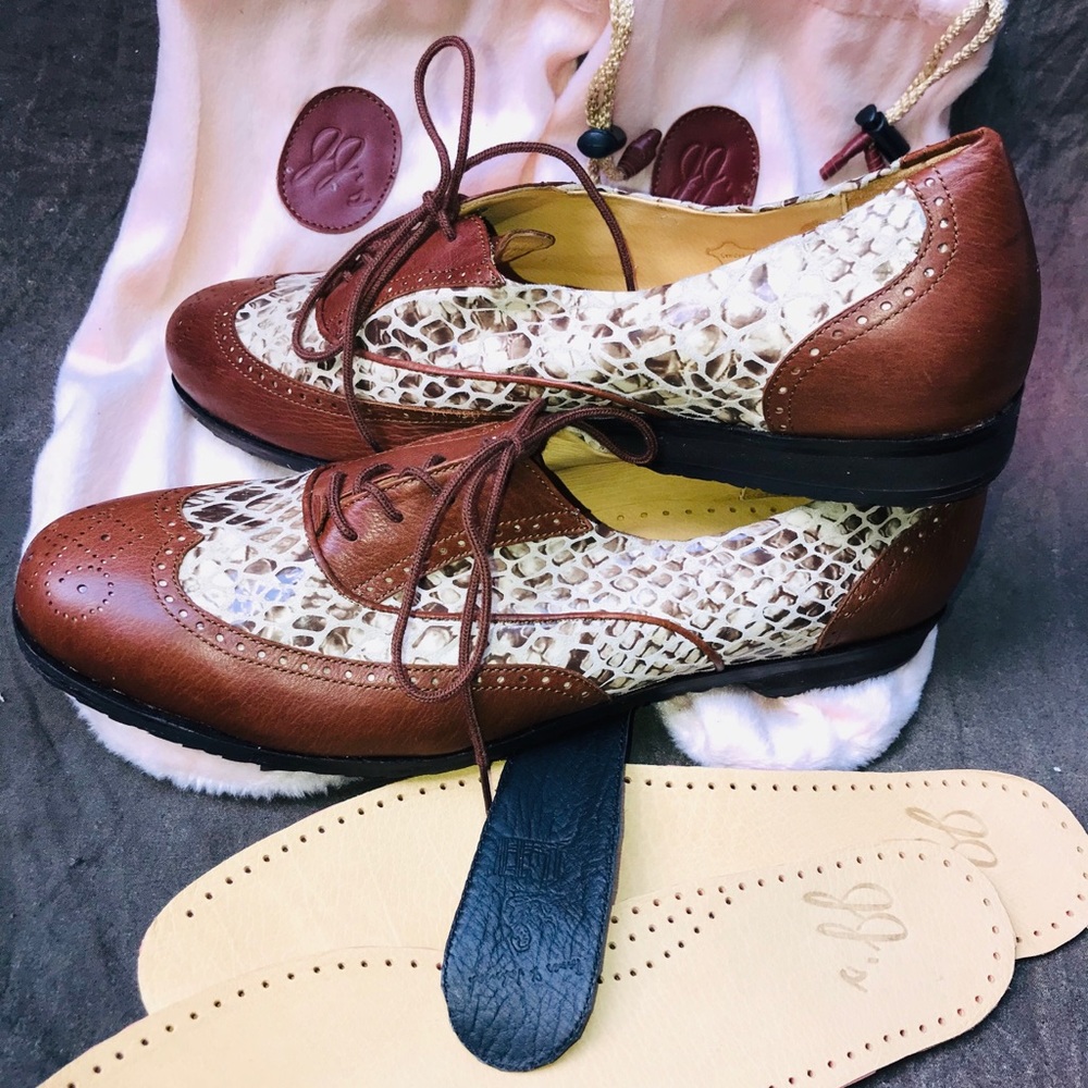 Tauer and Johnson spikeless women’s golf shoes